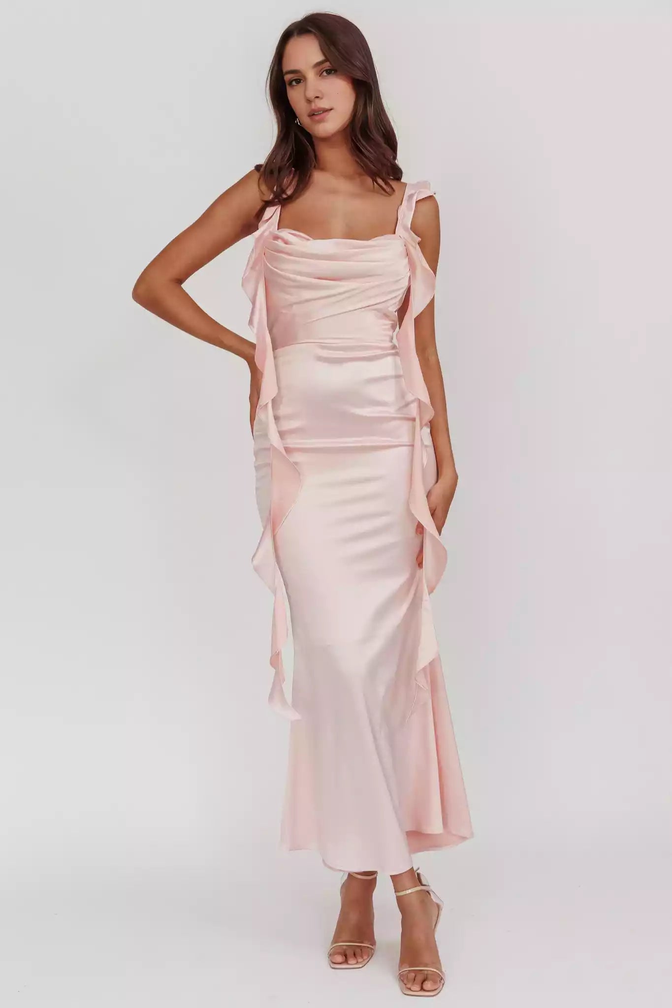 Stunning appearance with ruffled edges and pleats that fit snugly. Long built-in chest cushion, ruffled shoulder straps, hidden back zipper. Prom Dresses
