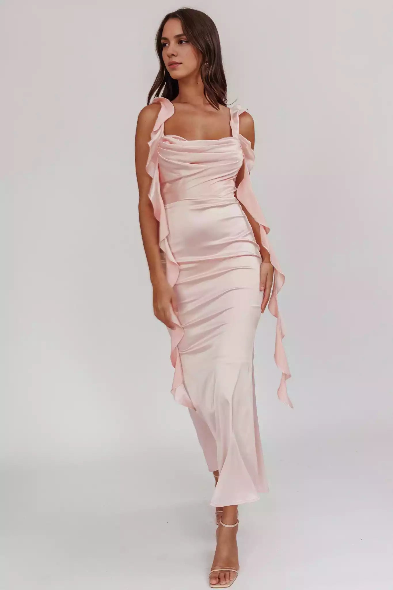 Stunning appearance with ruffled edges and pleats that fit snugly. Long built-in chest cushion, ruffled shoulder straps, hidden back zipper. Prom Dresses
