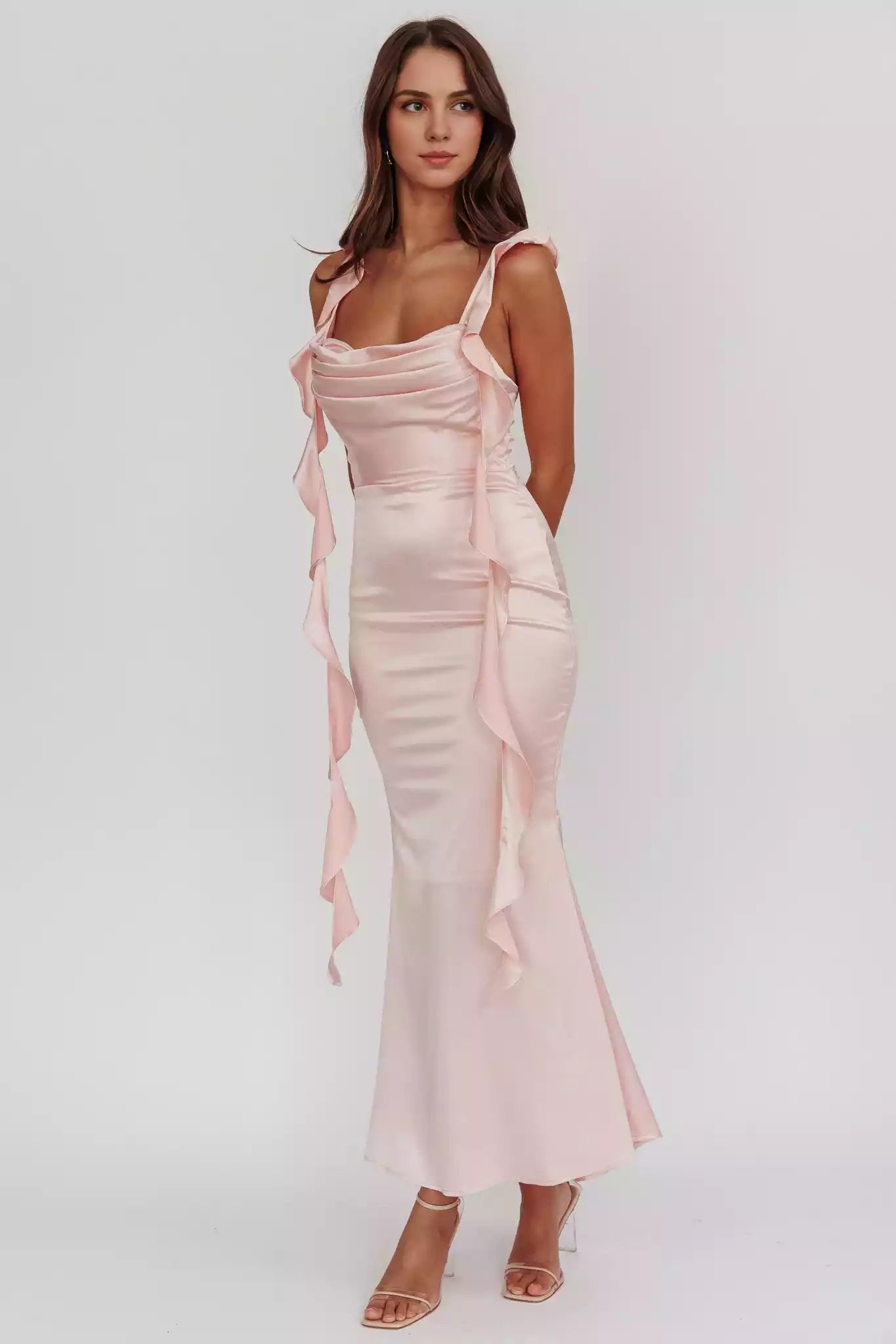 Stunning appearance with ruffled edges and pleats that fit snugly. Long built-in chest cushion, ruffled shoulder straps, hidden back zipper. Prom Dresses