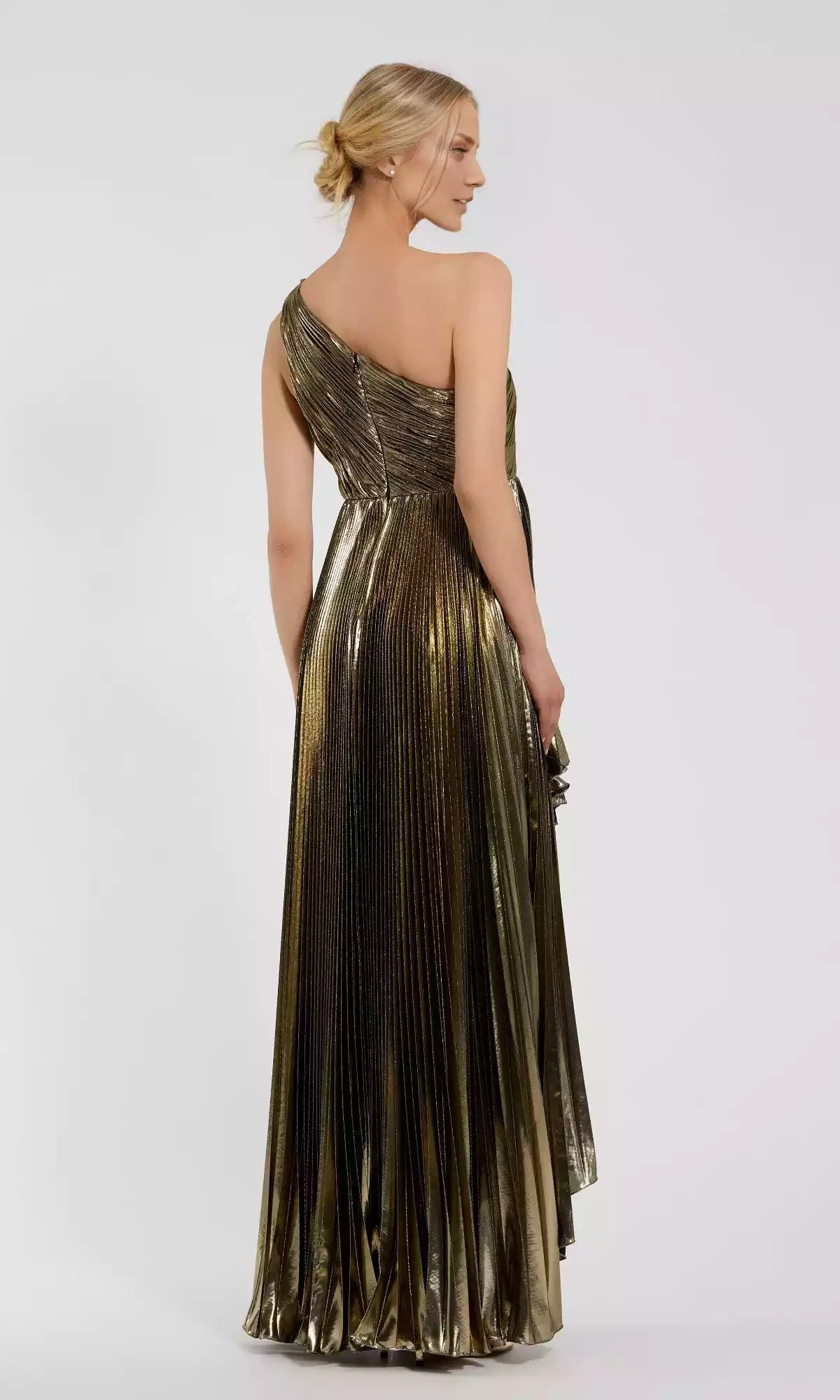 The eye-catching asymmetrical neckline, long pleated hem, and hanging hem showcase the luxurious texture of Prom Dresses