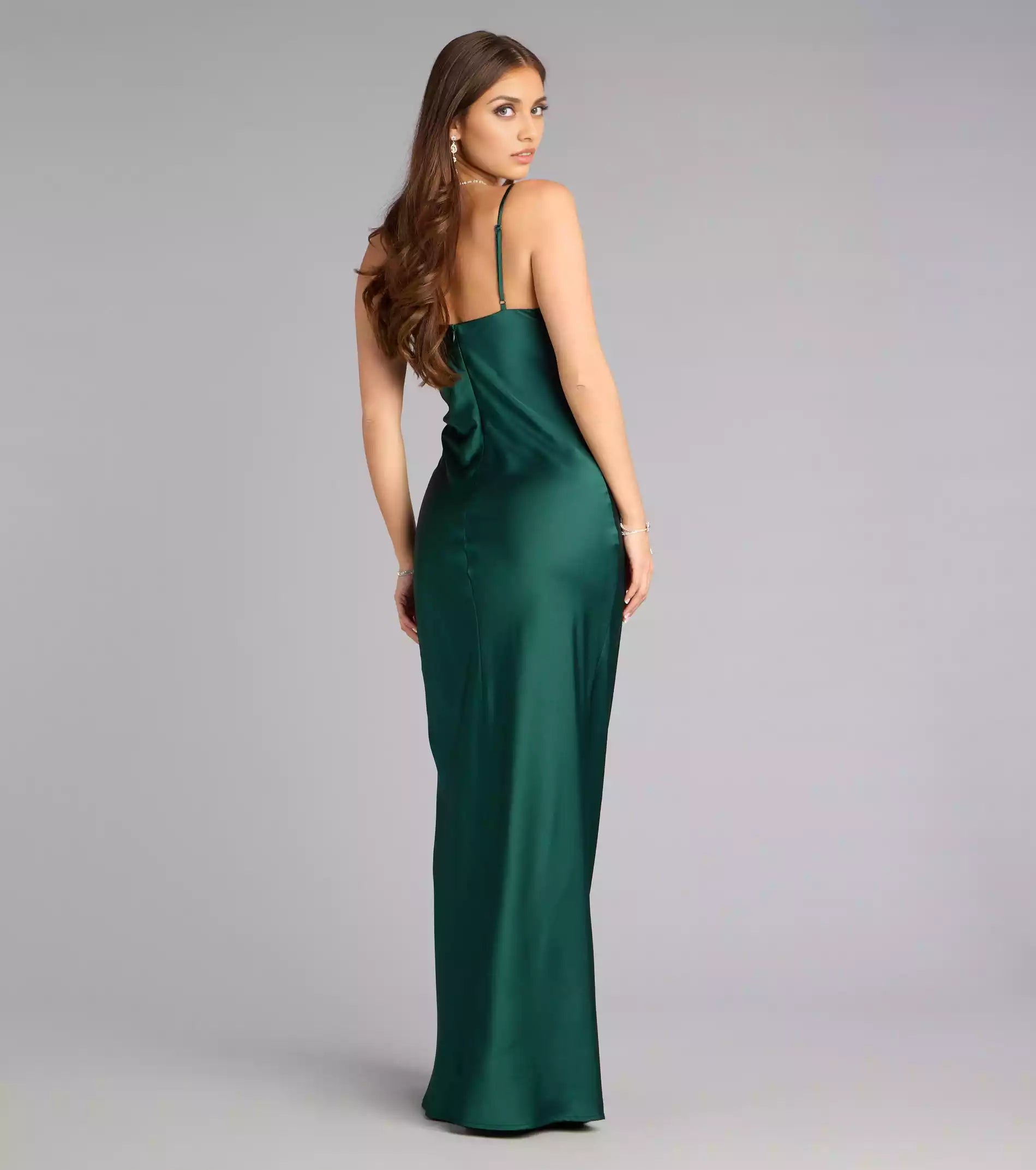 Unforgettable high-quality satin heart-shaped neckline with adjustable thin shoulder straps, back zipper and floor skirt Prom Dresses