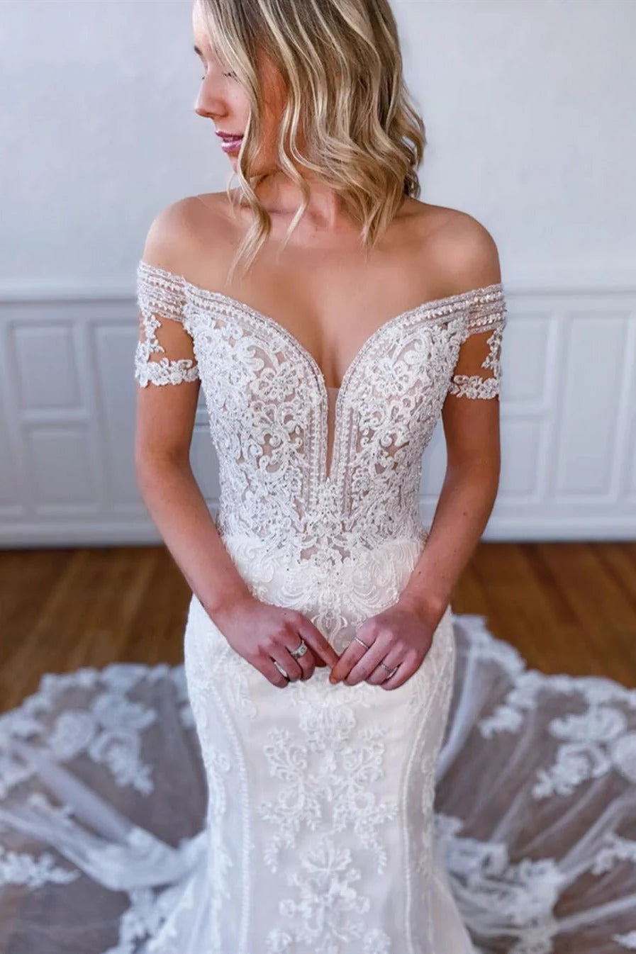 Elegant V-Neck Lace Fitted Vintage Mermaid Short Sleeve Wedding Dresses