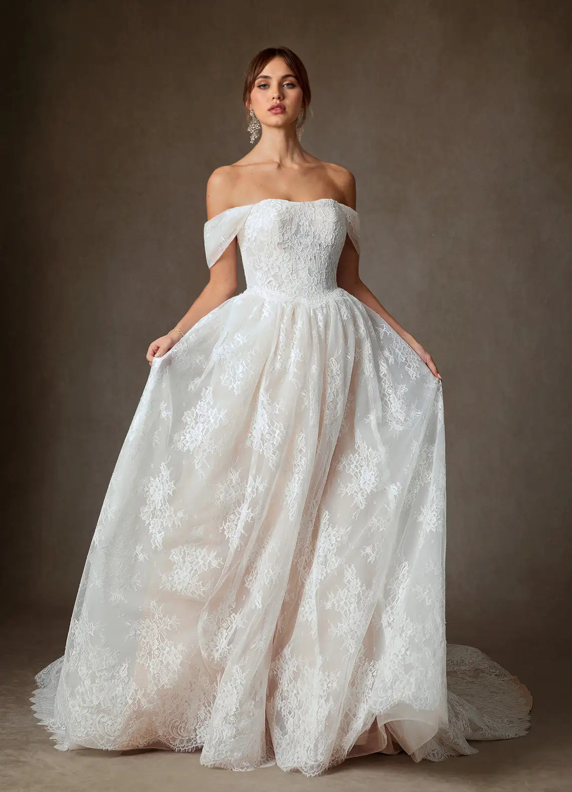 Vintage Classic Convertible Strapless Lace Ball Gown Wedding Dress with Off-the-Shoulder Option