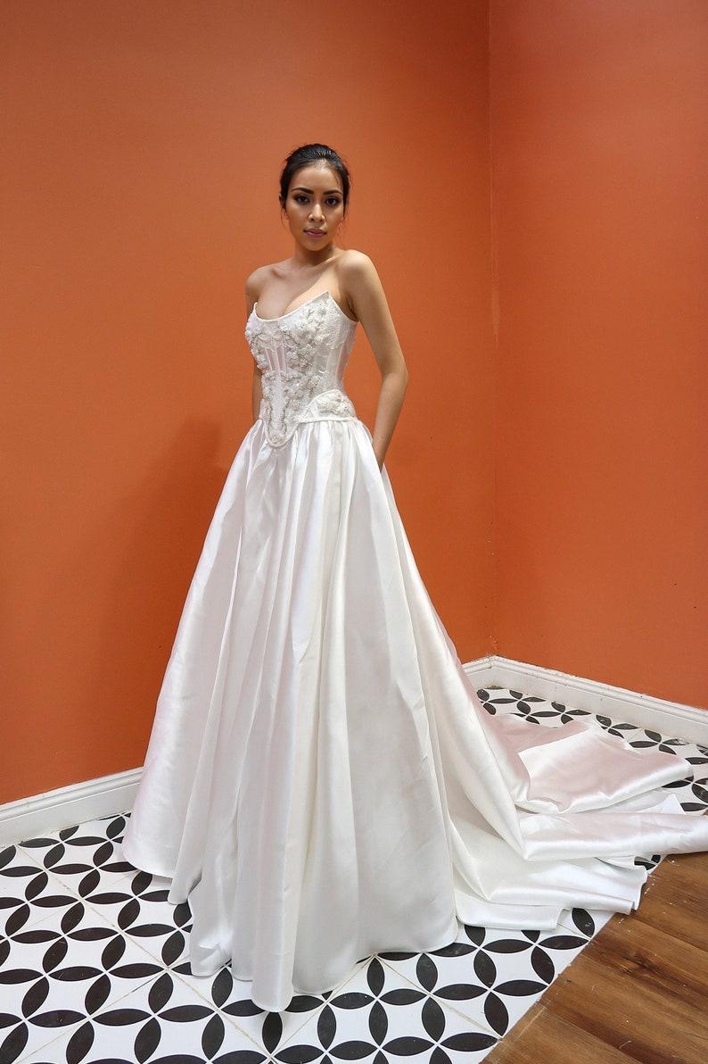 Renaissance Style Waist Wedding Dress Silk A-Line Bridal Gown with Scoop Neck