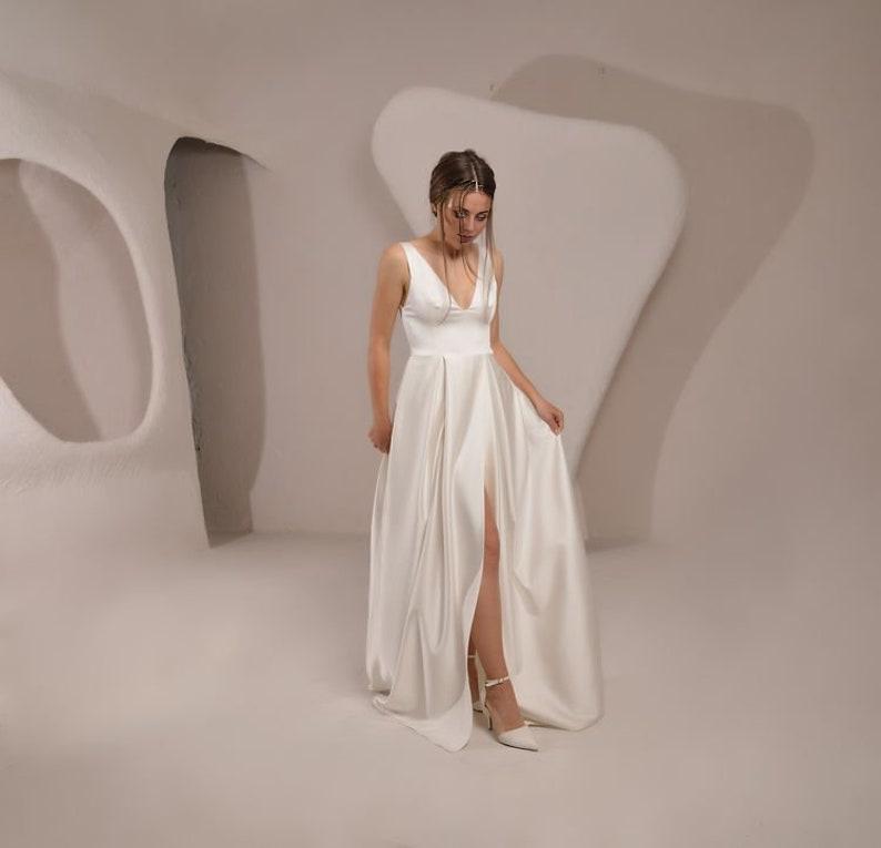 Simple Wedding Dress Pleated Skirt Wedding Gown V Neck Open Back Bridal Gown