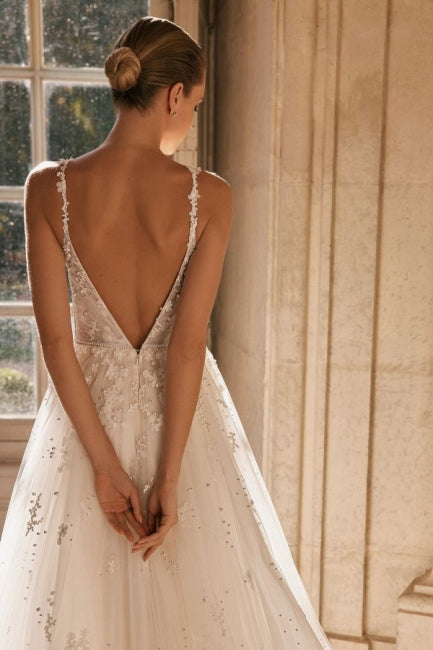 Exquisite thin shoulder strap sleeveless lace wedding dress