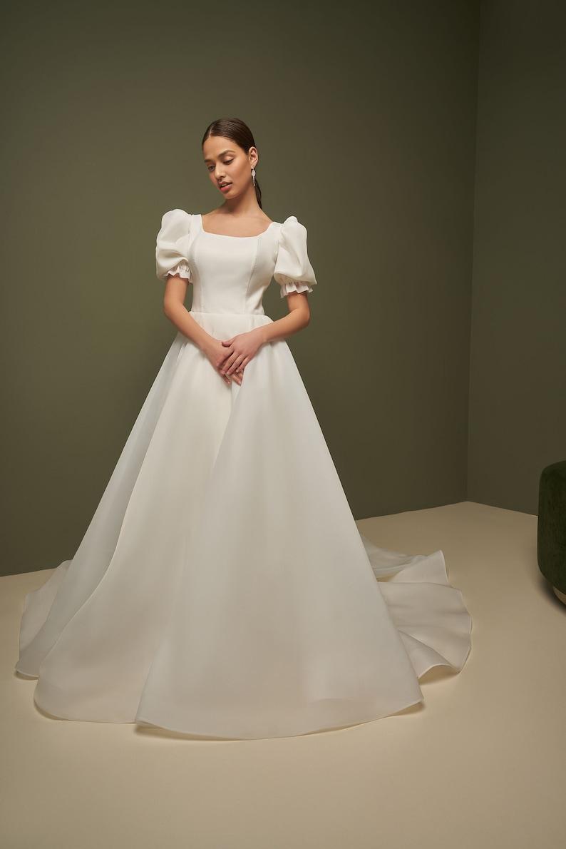 Minimalist Organza Luxury Wedding Dress Puff Sleeve Bridal Gown Custom Bridal Dress Fairy Maxi Wedding Dress