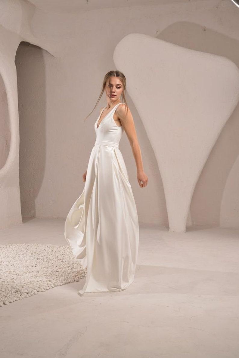 Simple Wedding Dress Pleated Skirt Wedding Gown V Neck Open Back Bridal Gown