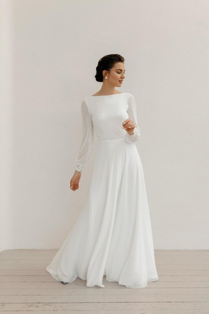 Exquisite and beautiful white long sleeved wedding dress