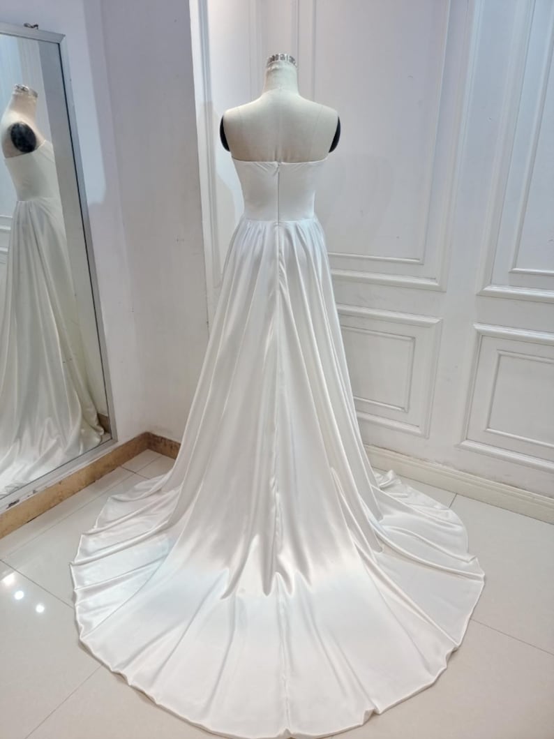 Luxurious white satin wedding dress Custom wedding dress Elegant wedding dress for bride Custom bridal wear