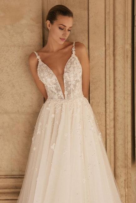 Exquisite thin shoulder strap sleeveless lace wedding dress