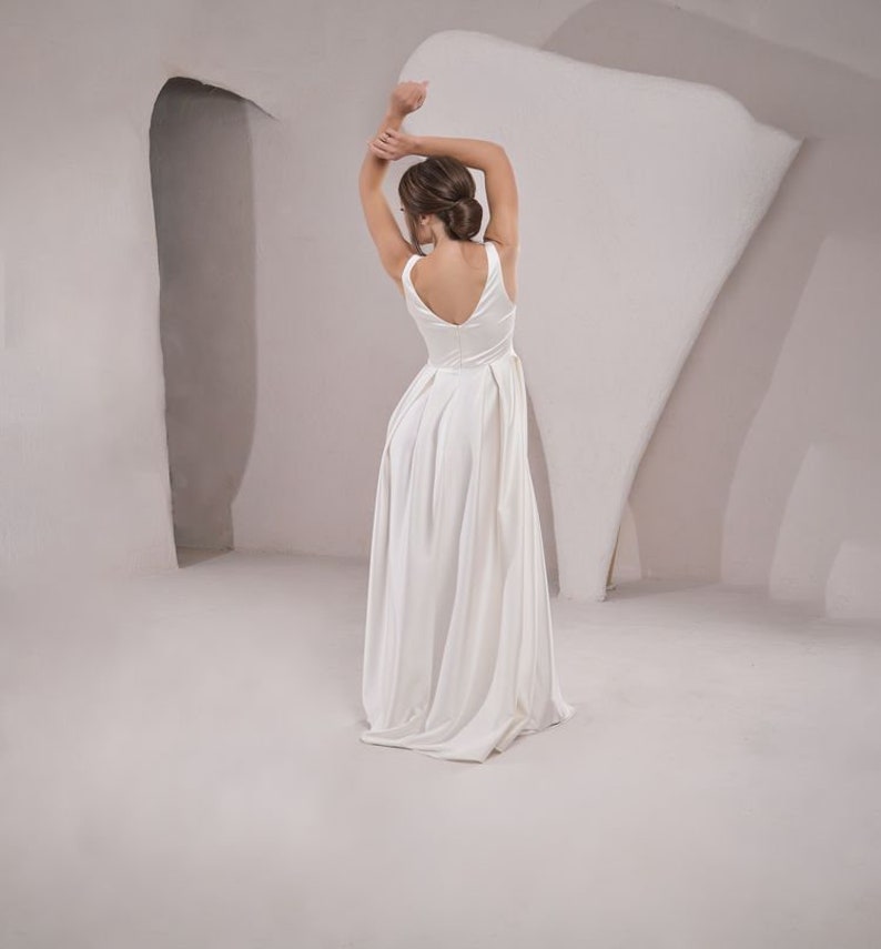 Simple Wedding Dress Pleated Skirt Wedding Gown V Neck Open Back Bridal Gown