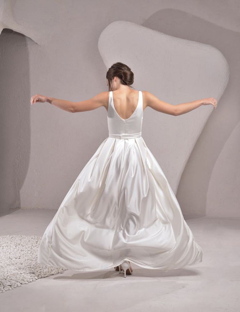 Simple Wedding Dress Pleated Skirt Wedding Gown V Neck Open Back Bridal Gown
