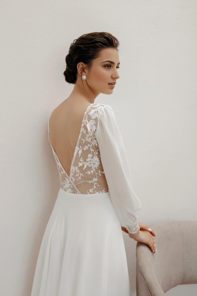 Exquisite and beautiful white long sleeved wedding dress