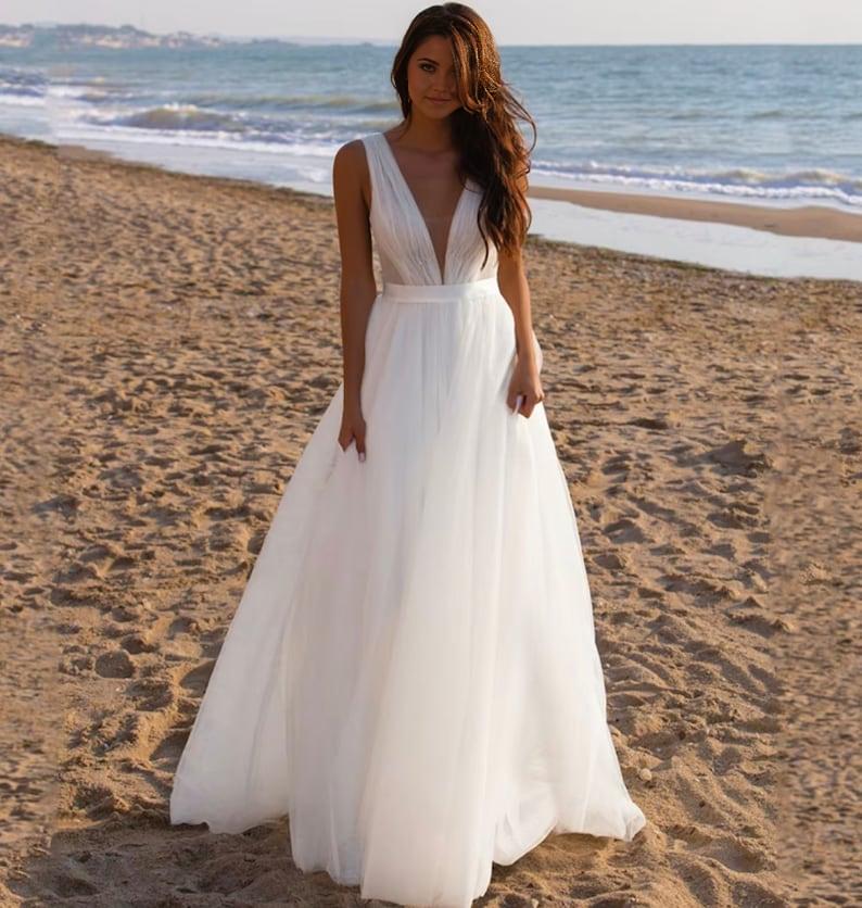 A white wedding dress with neat organza thin gauze thick shoulder straps and white straps