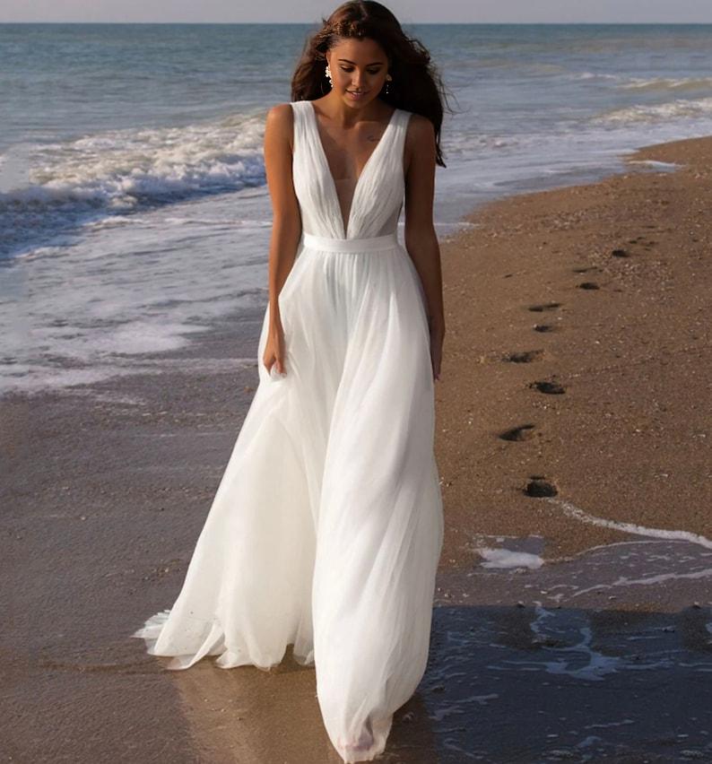 A white wedding dress with neat organza thin gauze thick shoulder straps and white straps