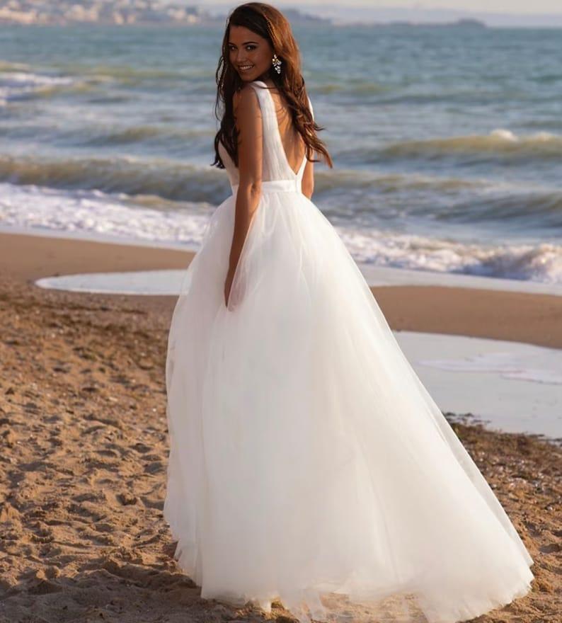 A white wedding dress with neat organza thin gauze thick shoulder straps and white straps