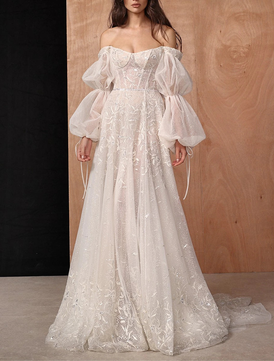 Beach Boho Wedding Dresses A-Line Off Shoulder Long Sleeve Court Train Lace Bridal Gowns With Appliques Solid Color