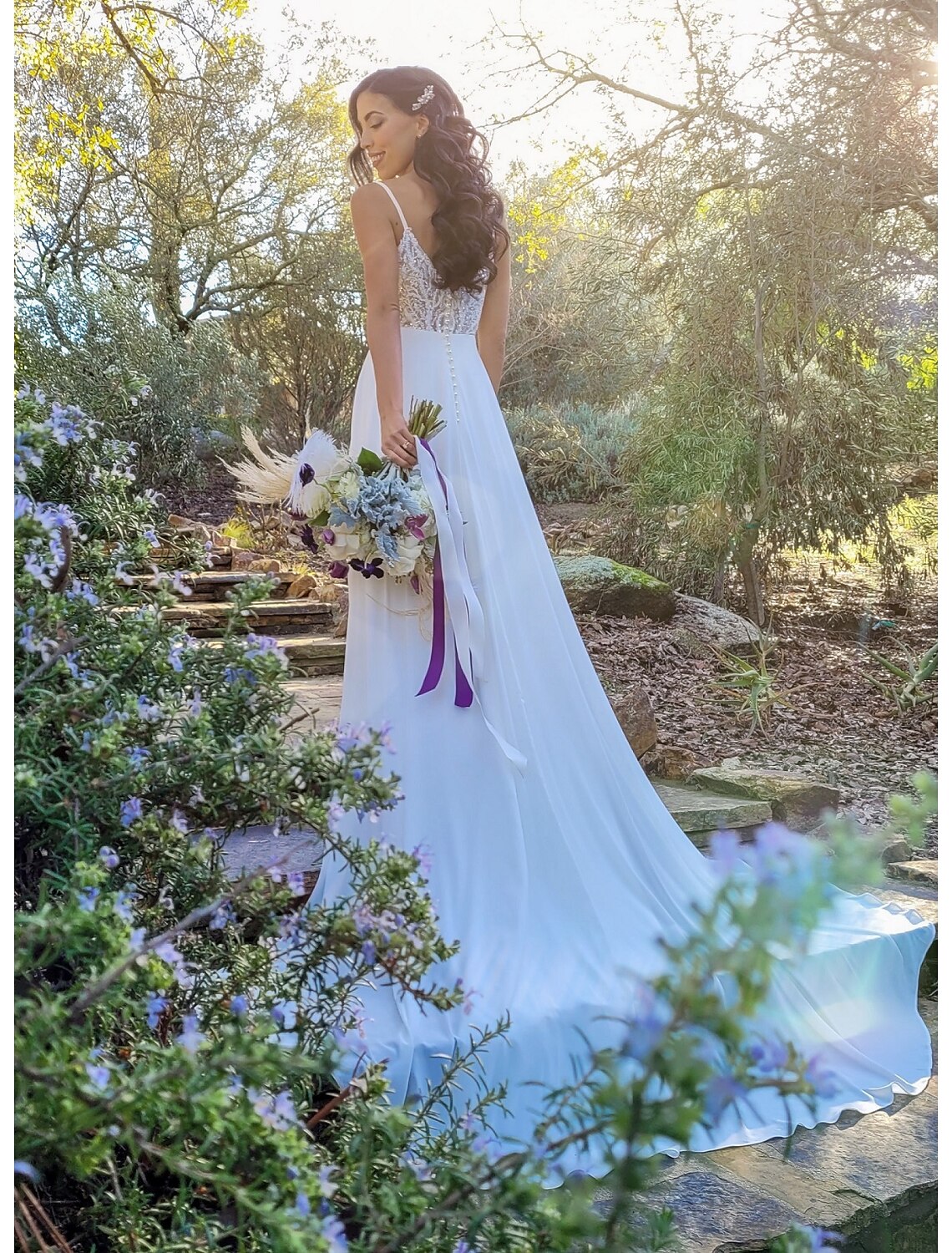 Beach Open Back Boho Wedding Dresses A-Line Camisole V Neck Spaghetti Strap Chapel Train Chiffon Bridal Gowns With Appliques Solid Color 2023 Summer Wedding Party