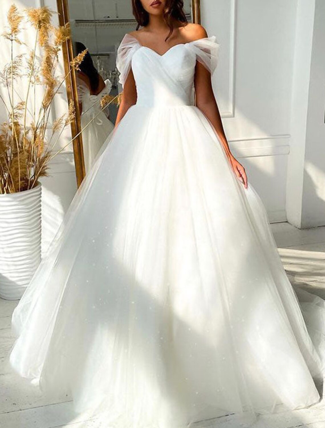 Engagement Formal Wedding Dresses Ball Gown Off Shoulder Cap Sleeve Chapel Train Tulle Bridal Gowns With Solid Color