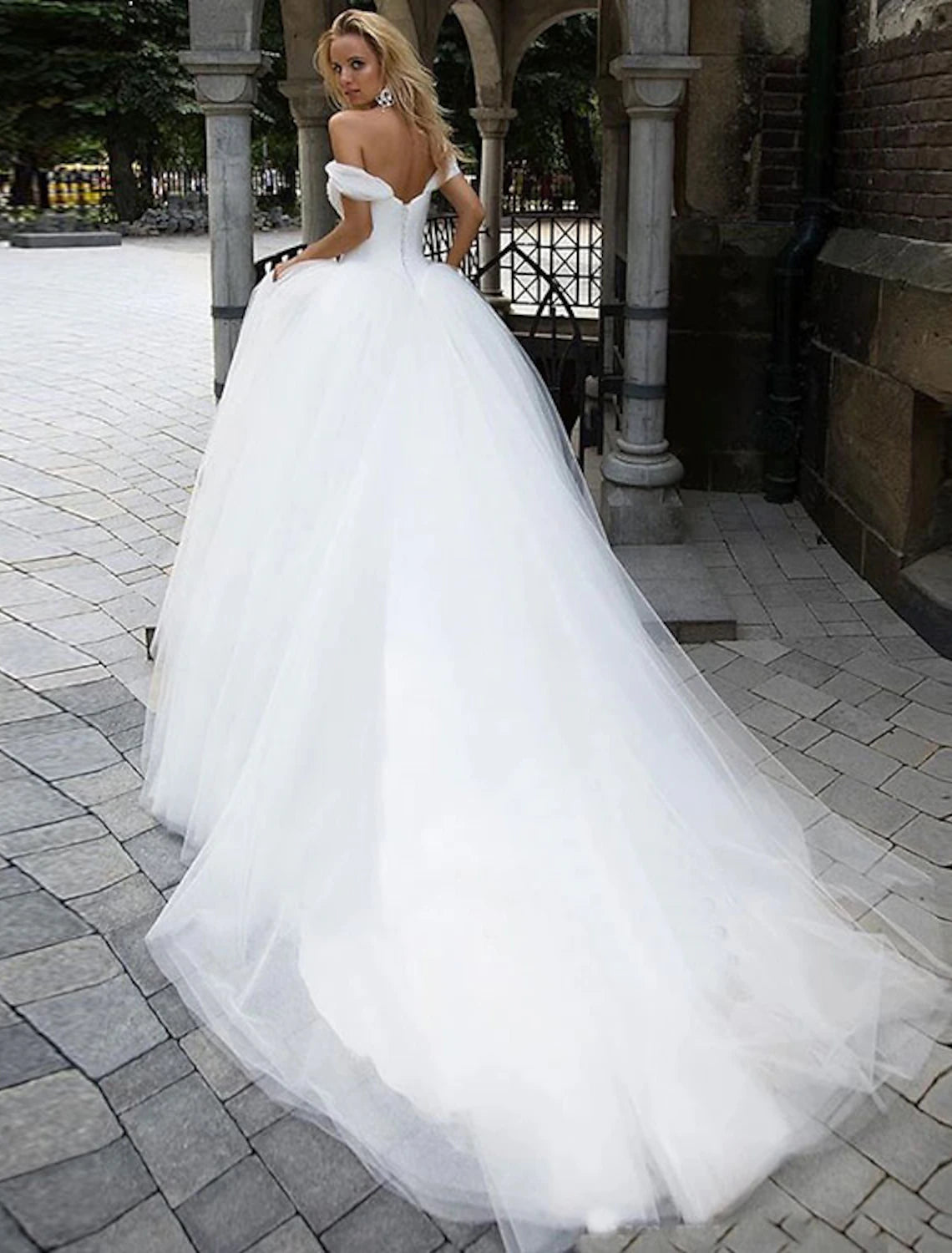 Wedding Dresses Ball Gown Off Shoulder Cap Sleeve Chapel Train Tulle Bridal Gowns With Summer Wedding Party