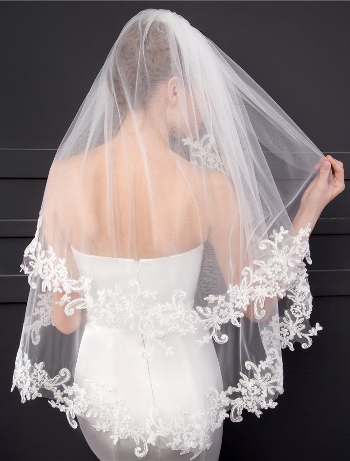 Two-tier Lace Applique Edge Wedding Veil Fingertip Veils with Appliques