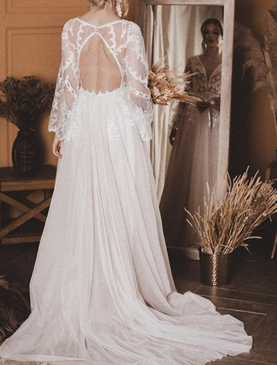 Beach Boho Wedding Dresses A-Line V Neck Long Sleeve Court Train Lace Bridal Gowns With Appliques
