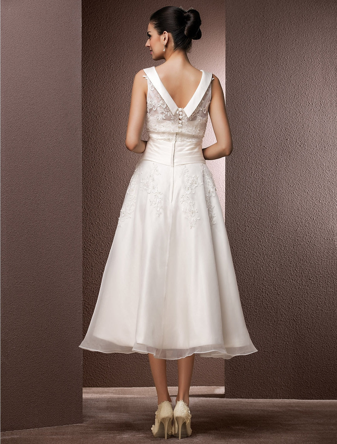 Hall Wedding Dresses A-Line Illusion Neck Sleeveless Tea Length Lace Bridal Gowns With Pearl Beading Summer Wedding Party