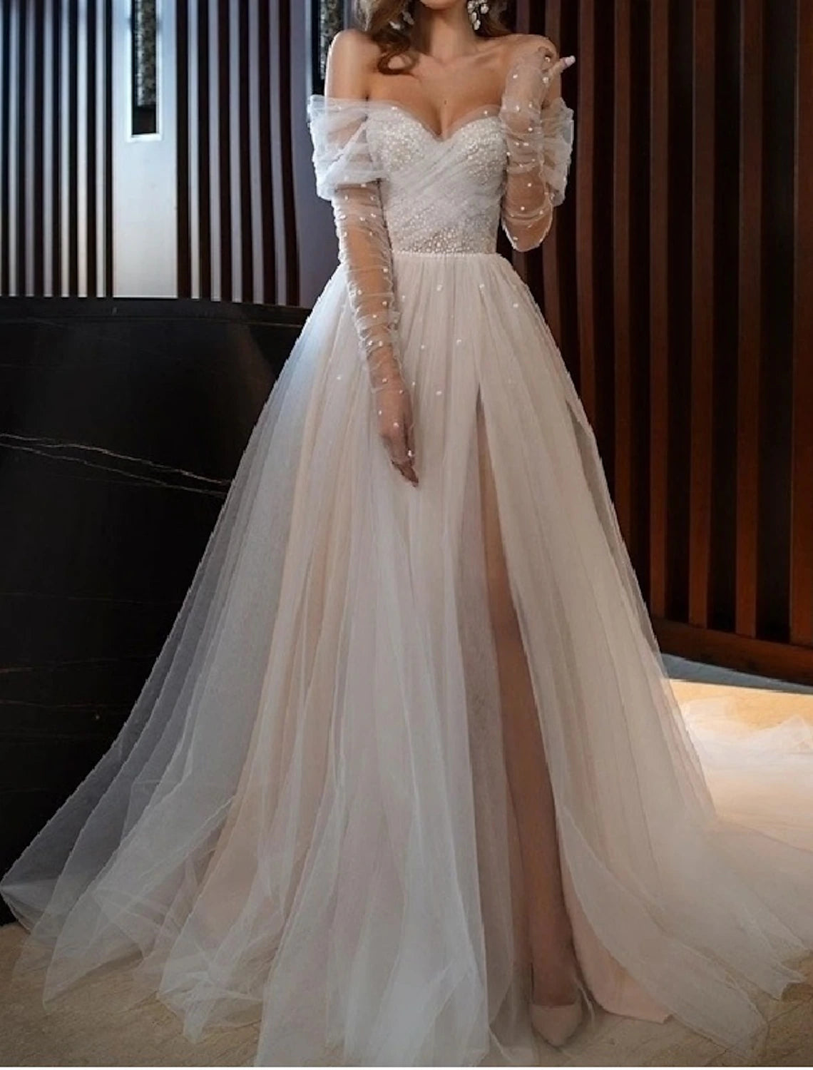 Beach Wedding Dresses A-Line Off Shoulder Long Sleeve Court Train Tulle Bridal Gowns With Pearls Split Front