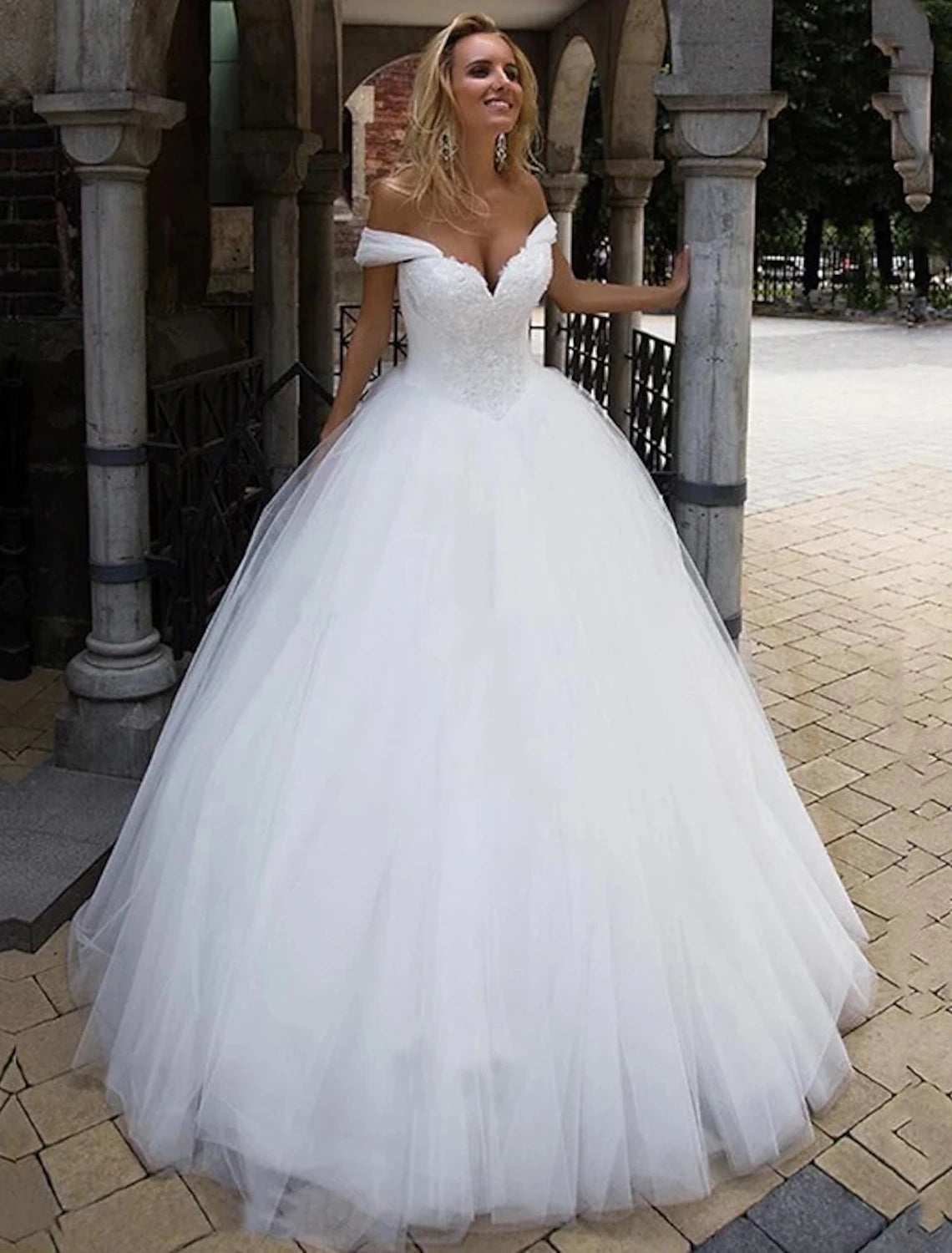 Wedding Dresses Ball Gown Off Shoulder Cap Sleeve Chapel Train Tulle Bridal Gowns With Summer Wedding Party