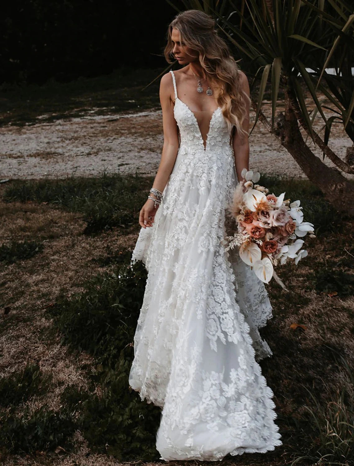 Beach Sexy Boho Wedding Dresses A-Line Sweetheart Camisole Spaghetti Strap Court Train Lace Outdoor Bridal Gowns With Appliques Split Front Summer Wedding Party