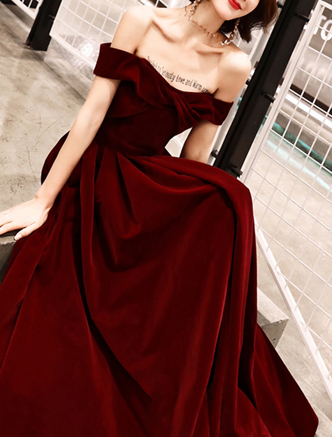 A-Line Evening Gown Elegant Dress Wedding Guest Formal Evening Ankle Length Short Sleeve Off Shoulder Velvet with Sleek