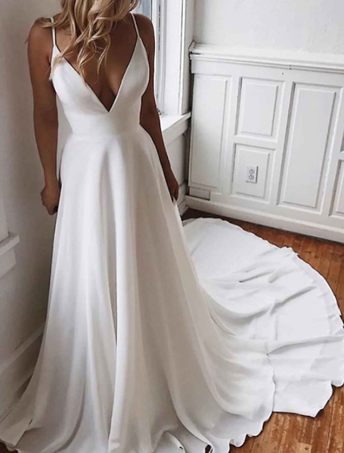 Beach Open Back Boho Wedding Dresses A-Line Camisole V Neck Spaghetti Strap Chapel Train Chiffon Bridal Gowns With Appliques Solid Color 2023 Summer Wedding Party