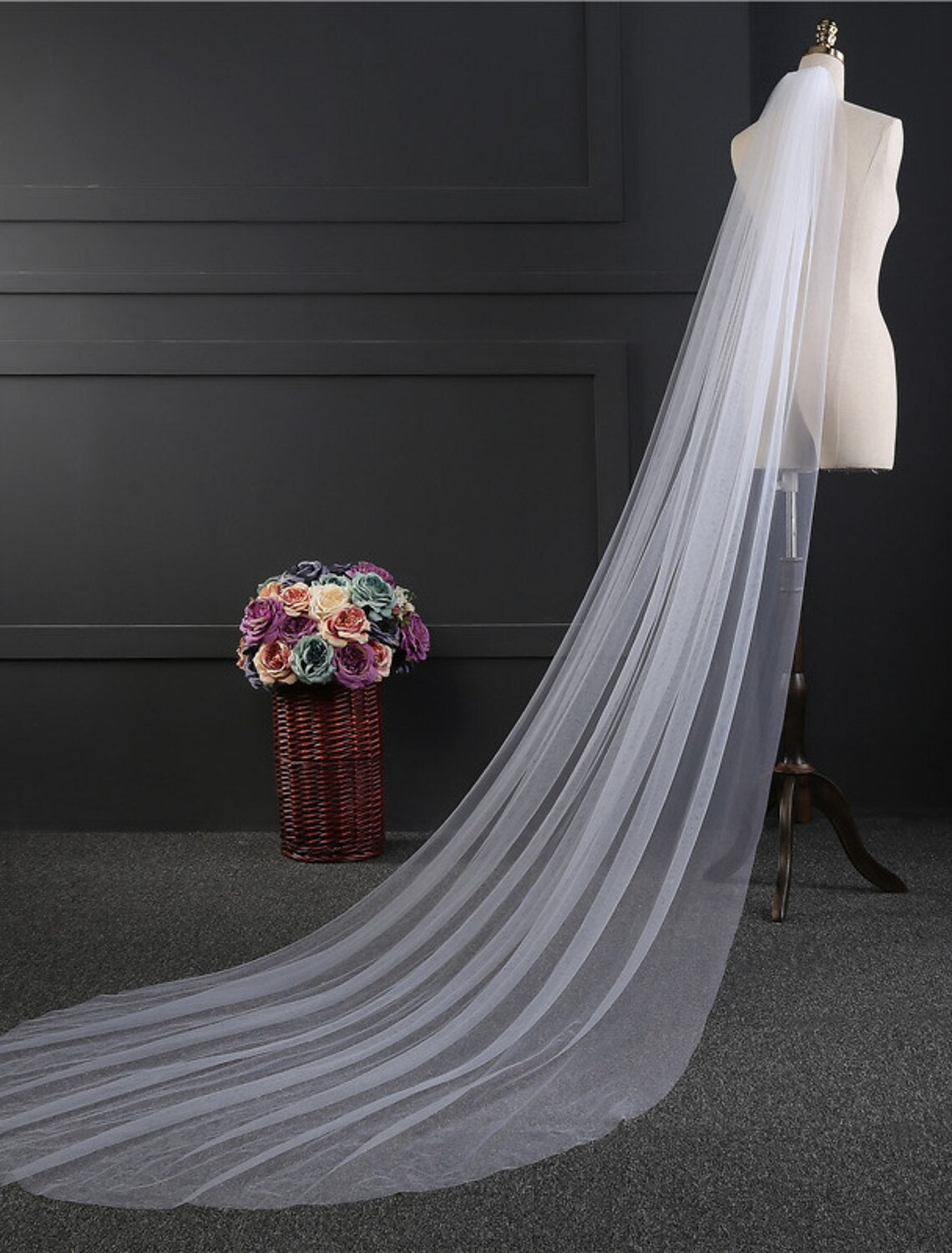 One-tier Cut Edge Wedding Veil Chapel Veils with Flower Comb Tulle / Angel cut / Waterfall