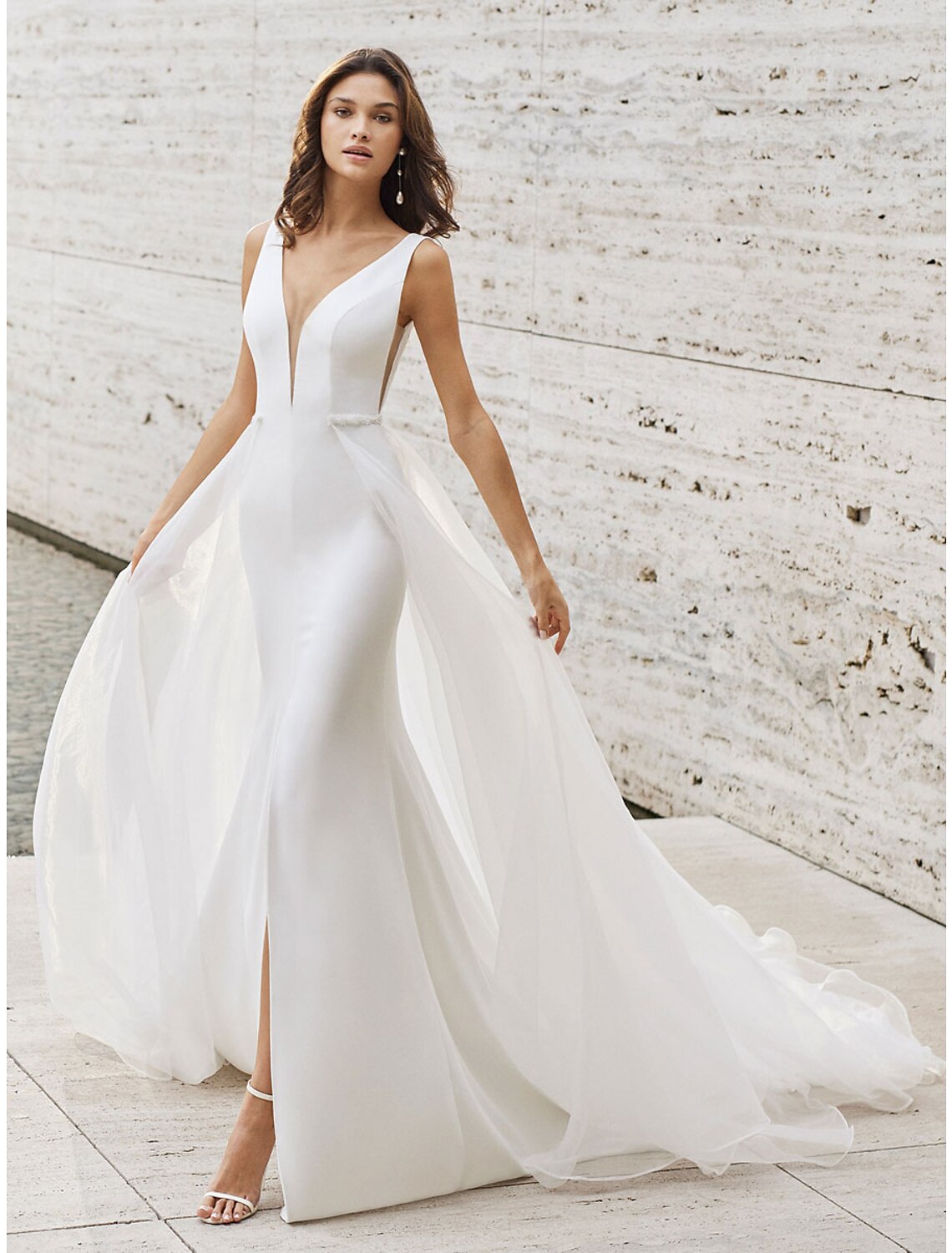 Beach Wedding Dresses Two Piece V Neck Sleeveless Court Train Satin Bridal Gowns With Pattern 2023 Summer Wedding Party