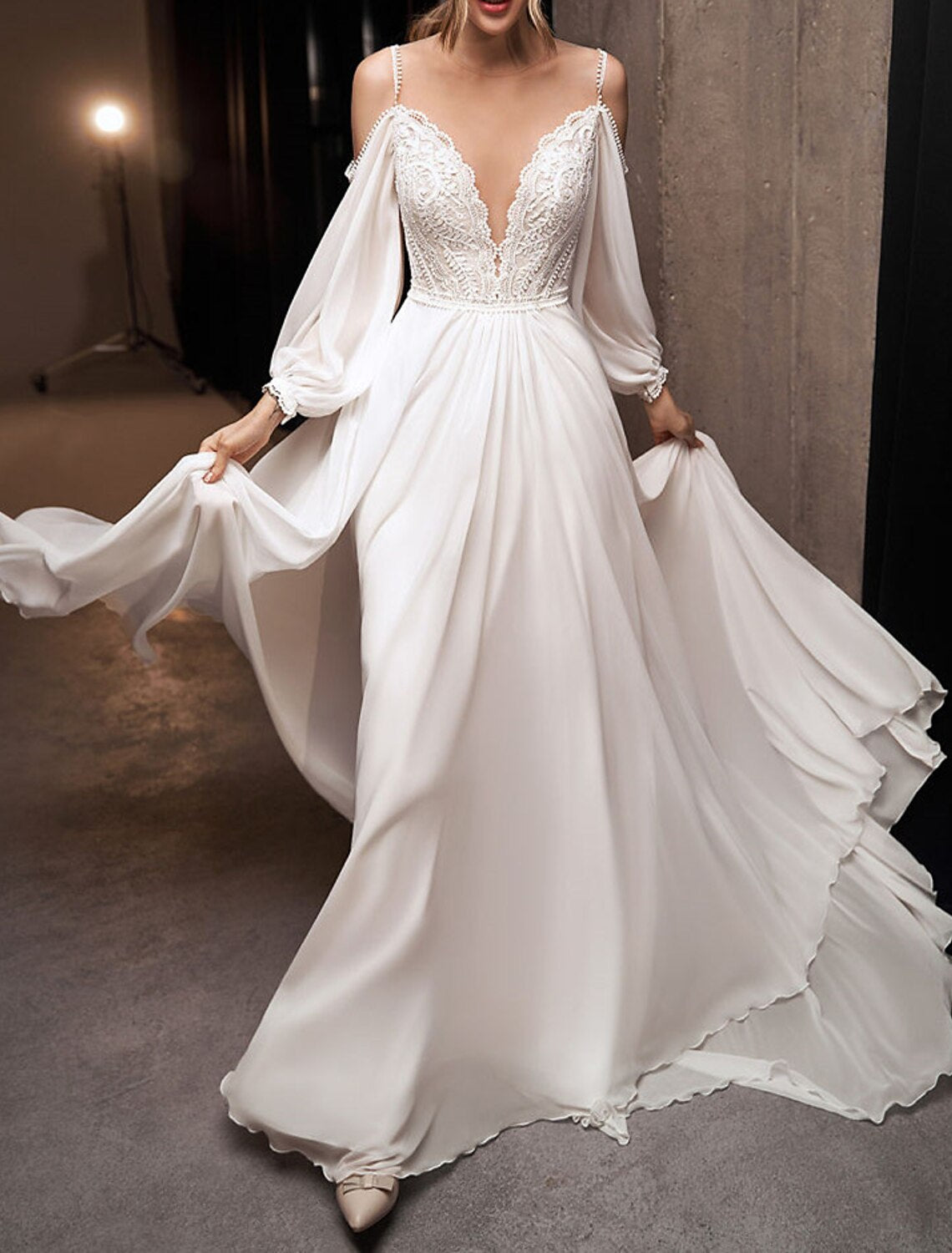 Beach Boho Wedding Dresses A-Line Off Shoulder Long Sleeve Sweep / Brush Train Chiffon Bridal Gowns With Appliques Solid Color