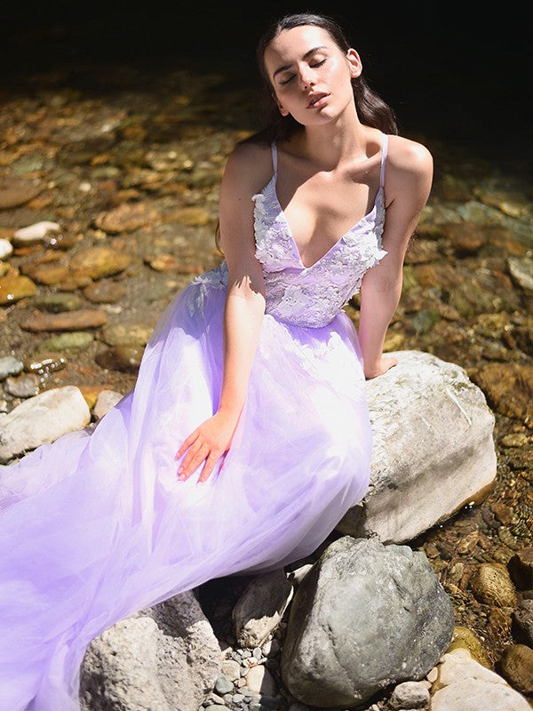 A-Line/Princess Tulle V-neck Applique Sleeveless Sweep/Brush Train Dresses