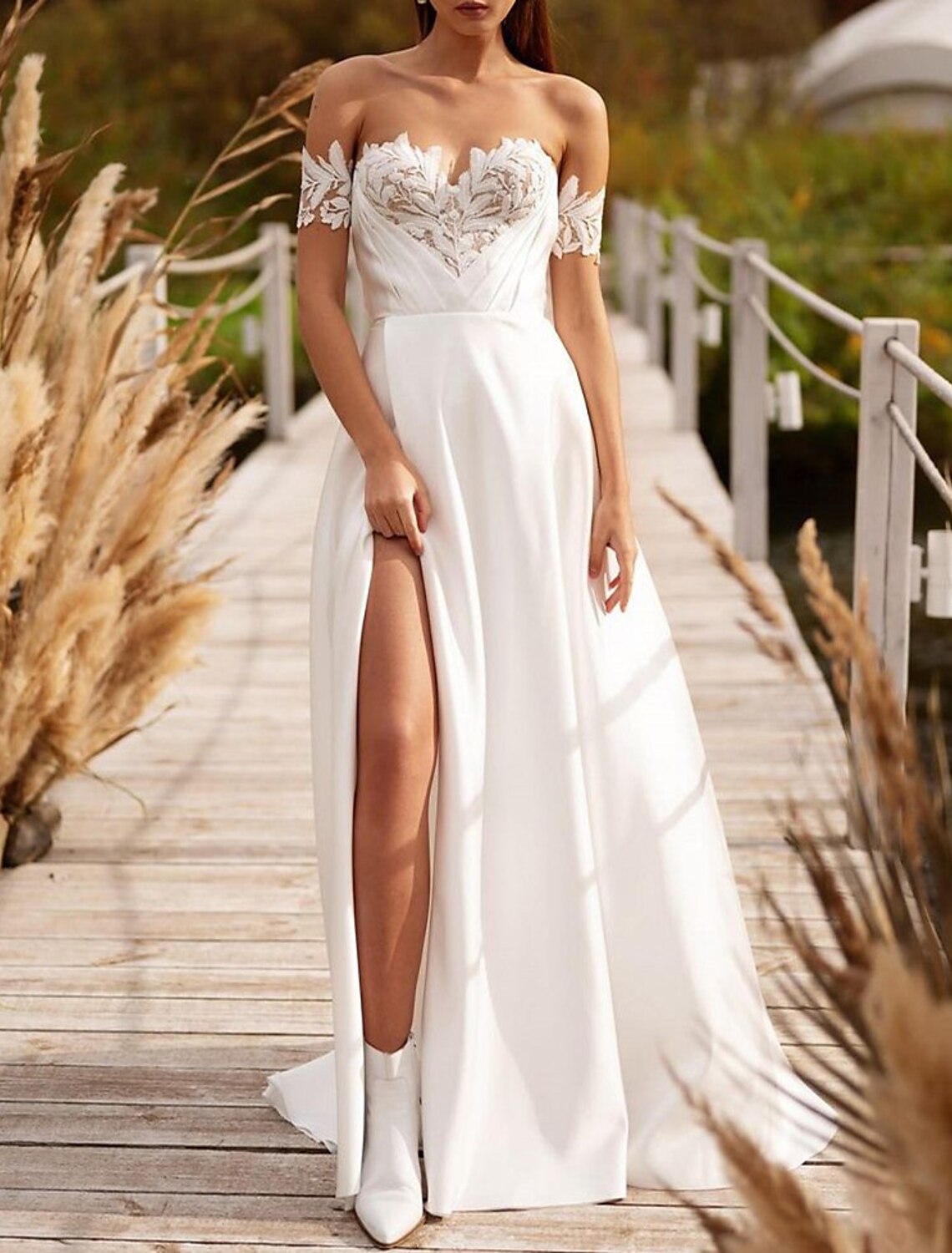 Beach Boho Wedding Dresses A-Line Off Shoulder Cap Sleeve Sweep / Brush Train Chiffon Bridal Gowns With Appliques Split Front