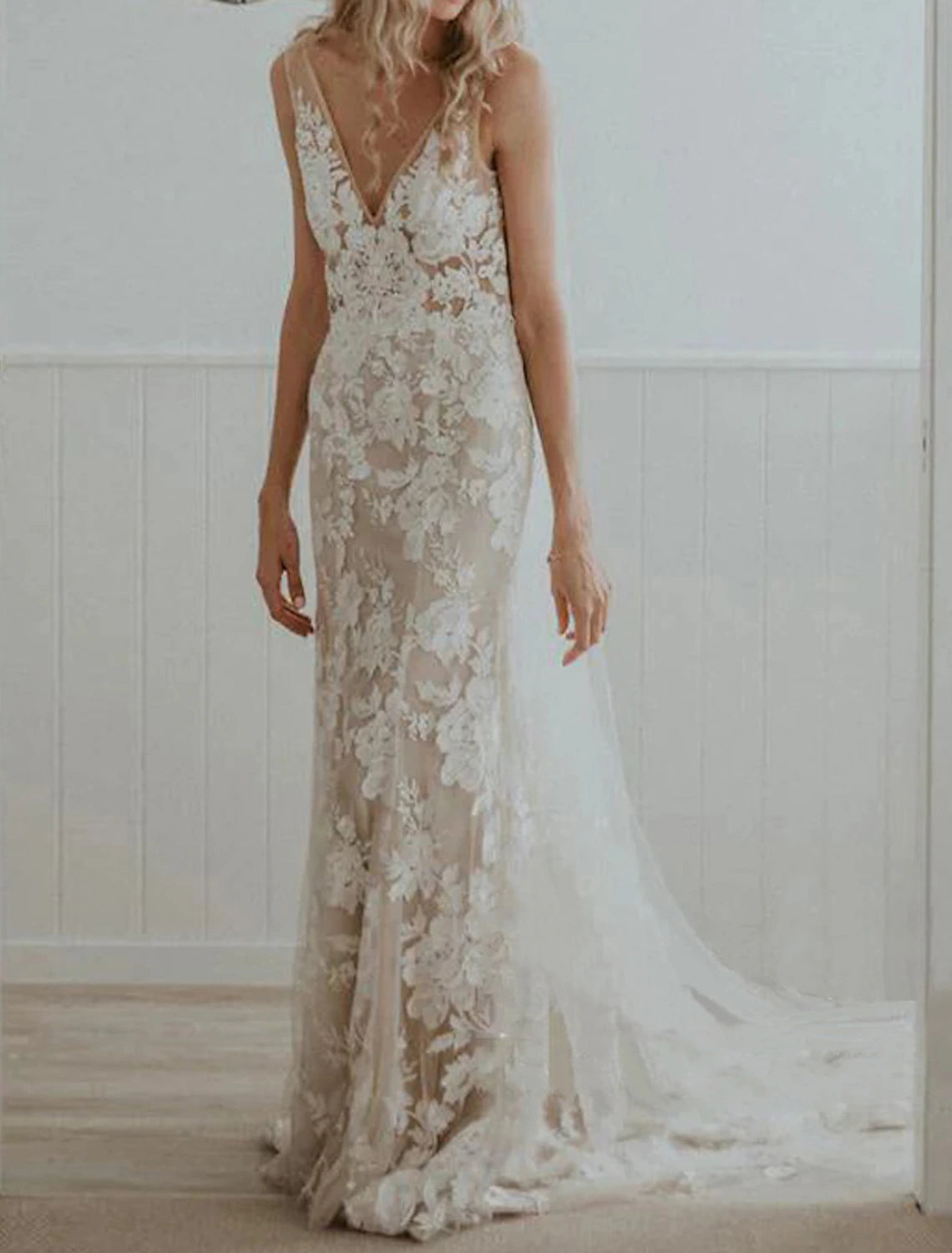 Beach Boho Wedding Dresses Sheath / Column V Neck Sleeveless Court Train Lace Bridal Gowns With Appliques Solid Color