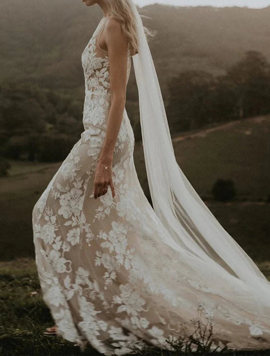 Beach Boho Wedding Dresses Sheath / Column V Neck Sleeveless Court Train Lace Bridal Gowns With Appliques Solid Color