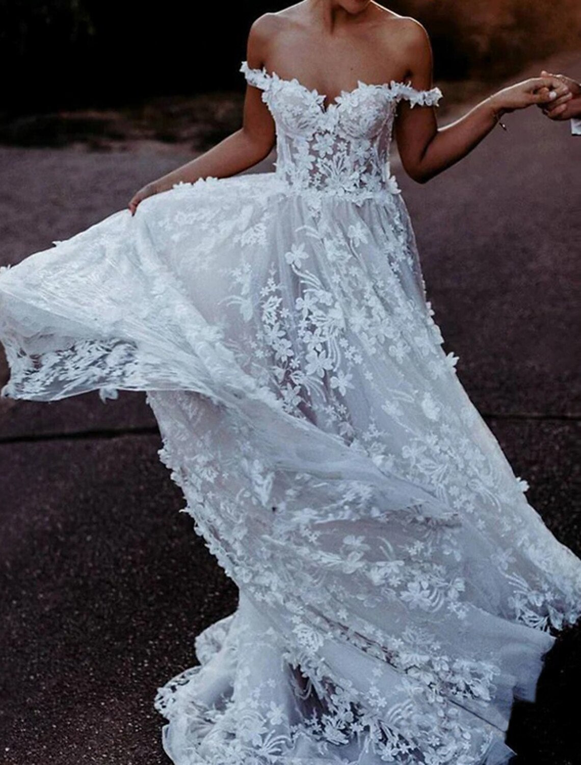 Beach Boho Wedding Dresses A-Line Off Shoulder Cap Sleeve Court Train Lace Bridal Gowns With Appliques Solid Color