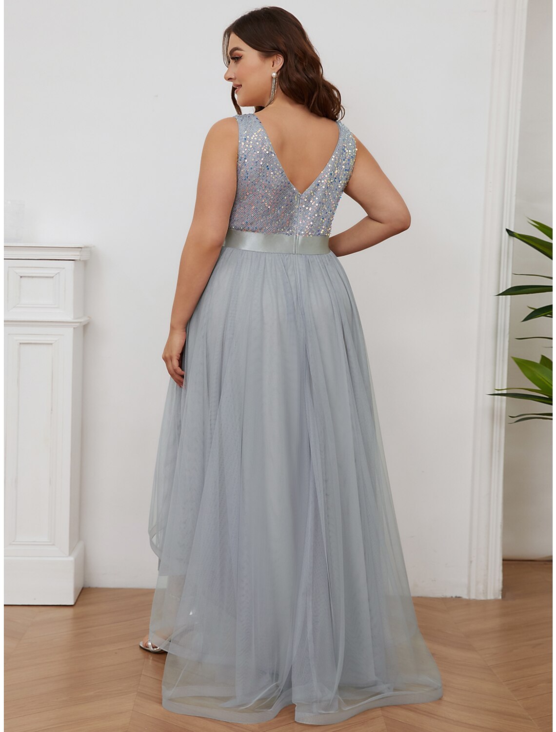 A-Line Bridesmaid Dress V Neck Sleeveless Elegant Asymmetrical Sequined with Sequin / Tier/ Sparkle & Shine