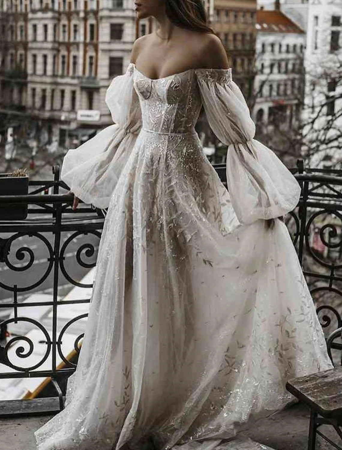 Beach Boho Wedding Dresses A-Line Off Shoulder Long Sleeve Court Train Lace Bridal Gowns With Appliques Solid Color