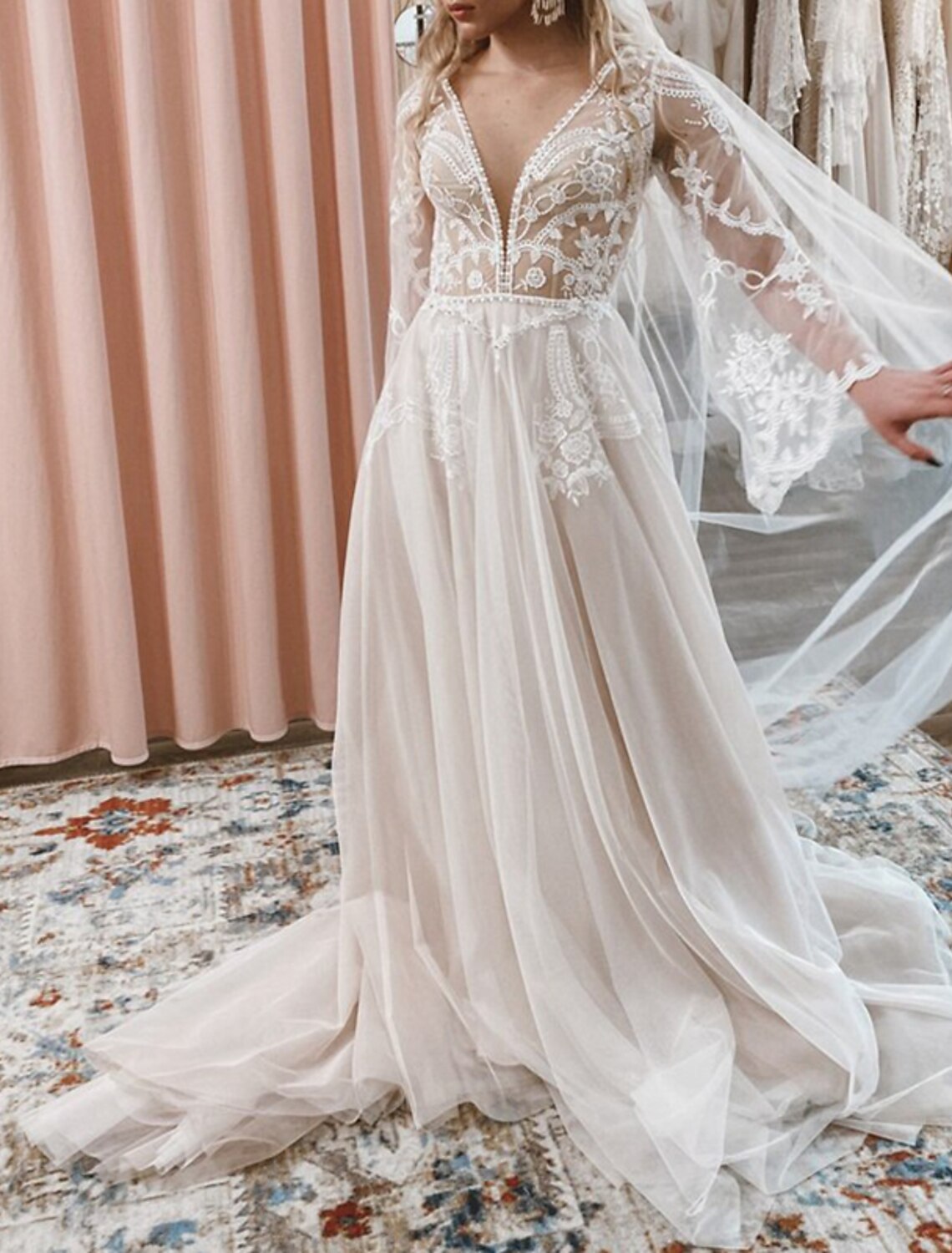 Beach Boho Wedding Dresses A-Line V Neck Long Sleeve Court Train Lace Bridal Gowns With Appliques