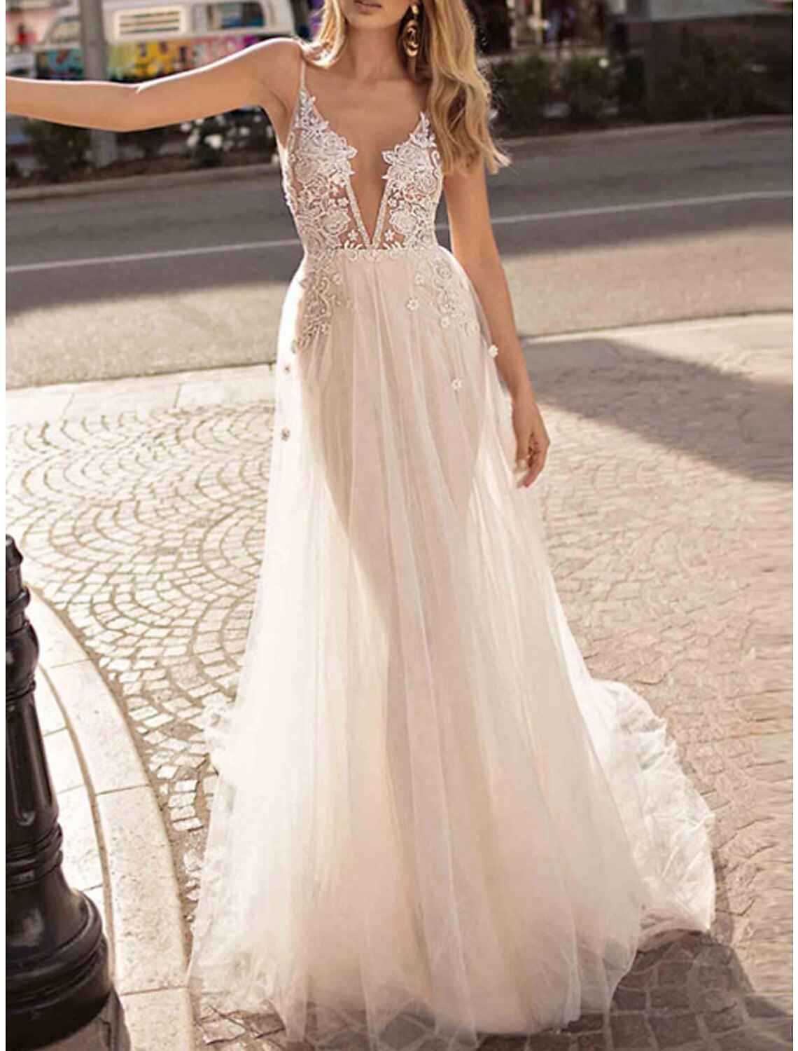 Beach Sexy Wedding Dresses A-Line Camisole V Neck Spaghetti Strap Court Train Lace Bridal Gowns With Appliques