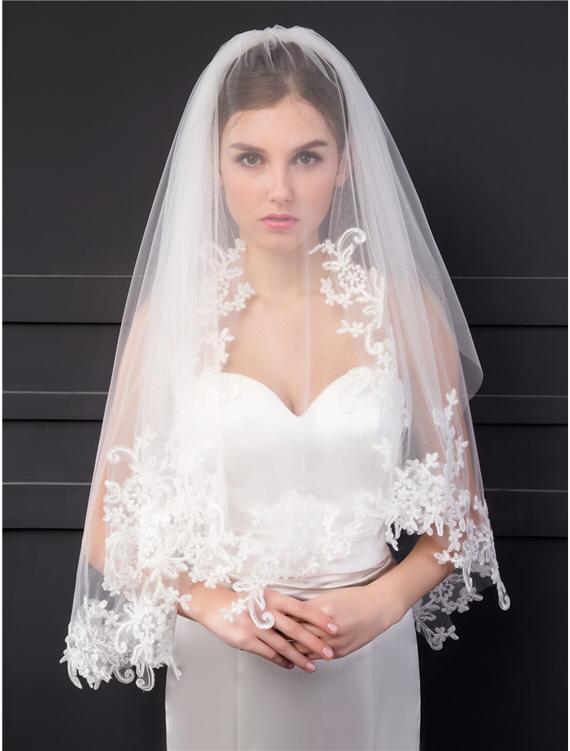 Two-tier Lace Applique Edge Wedding Veil Fingertip Veils with Appliques