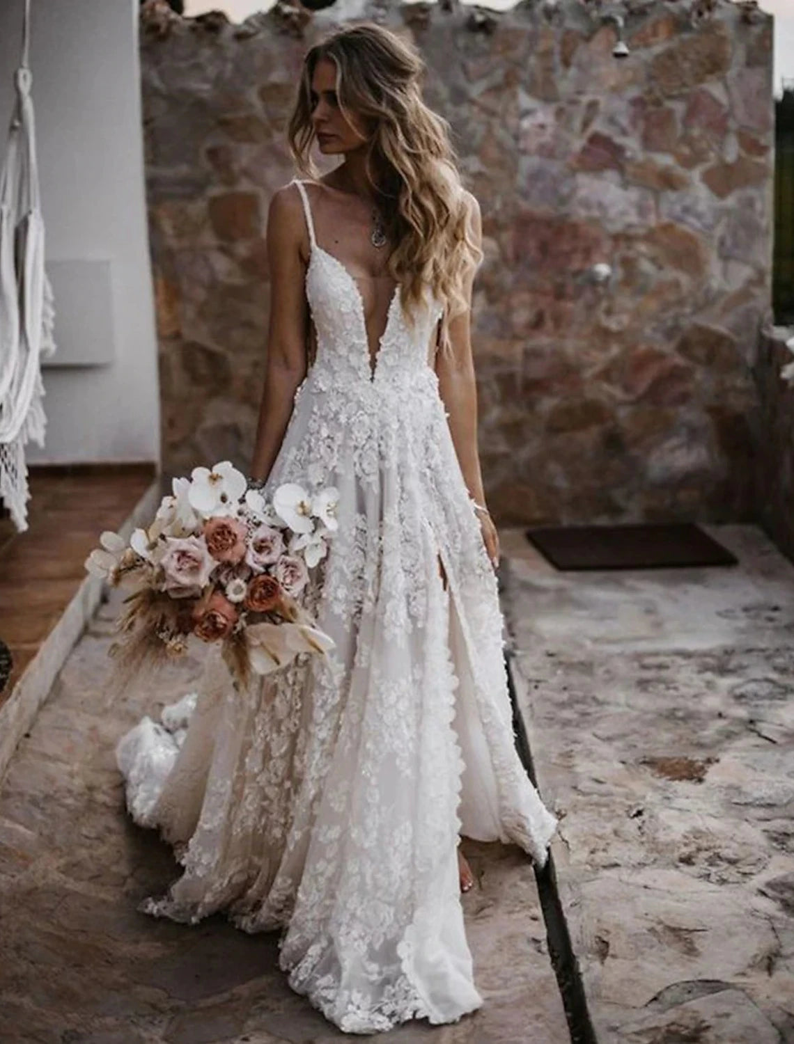 Beach Sexy Boho Wedding Dresses A-Line Sweetheart Camisole Spaghetti Strap Court Train Lace Outdoor Bridal Gowns With Appliques Split Front Summer Wedding Party
