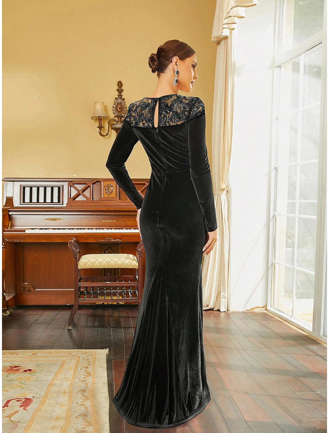A-Line Evening Gown Elegant Dress Formal Fall Sweep / Brush Train Long Sleeve Jewel Neck Velvet with Sequin Slit