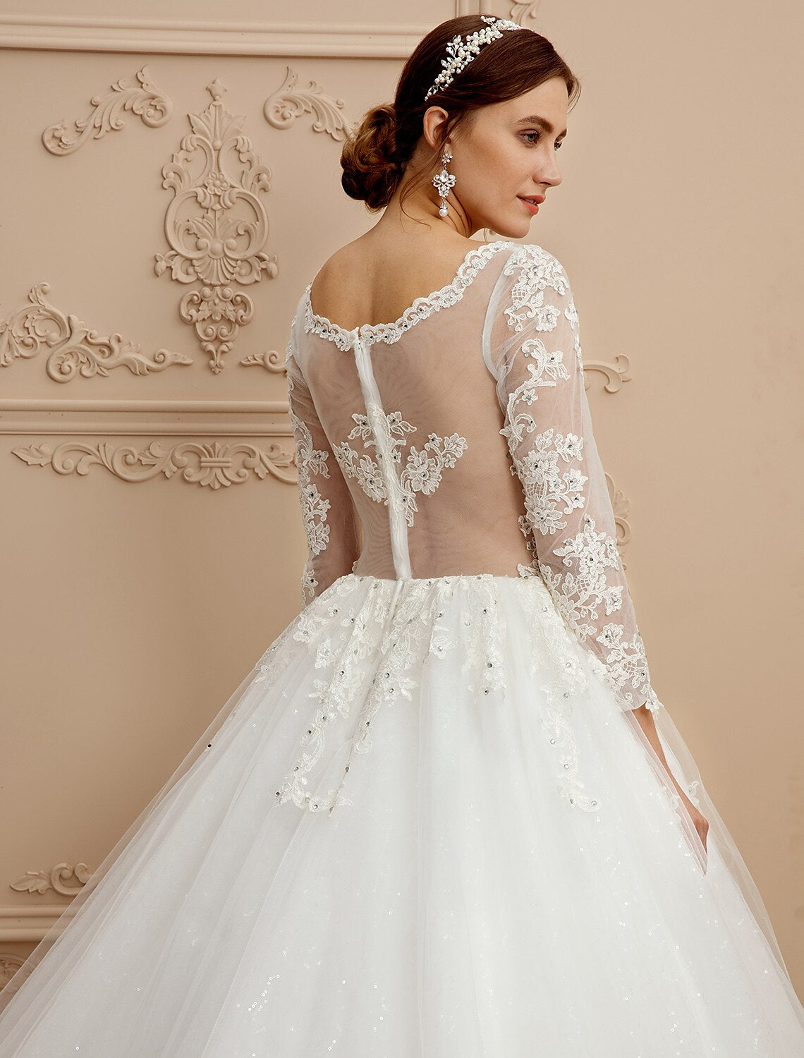 Ball Gown Wedding Dresses V Neck Chapel Train Tulle Beaded Lace Long Sleeve Beautiful Back with Beading Appliques
