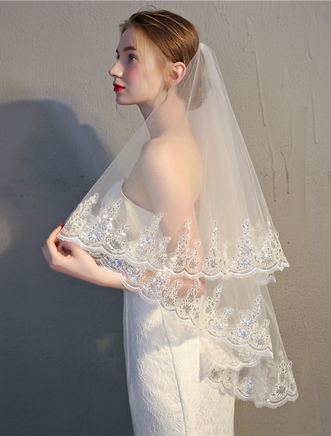 Two-tier Classic Style / Lace Applique Edge Wedding Veil Fingertip Veils with Appliques / Paillette 33.46 in (85cm) Lace / Tulle / Drop Veil